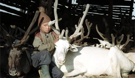 Ein Ewenken-Junge. Er gehört einer in Russland bedrohten Minderheit an.